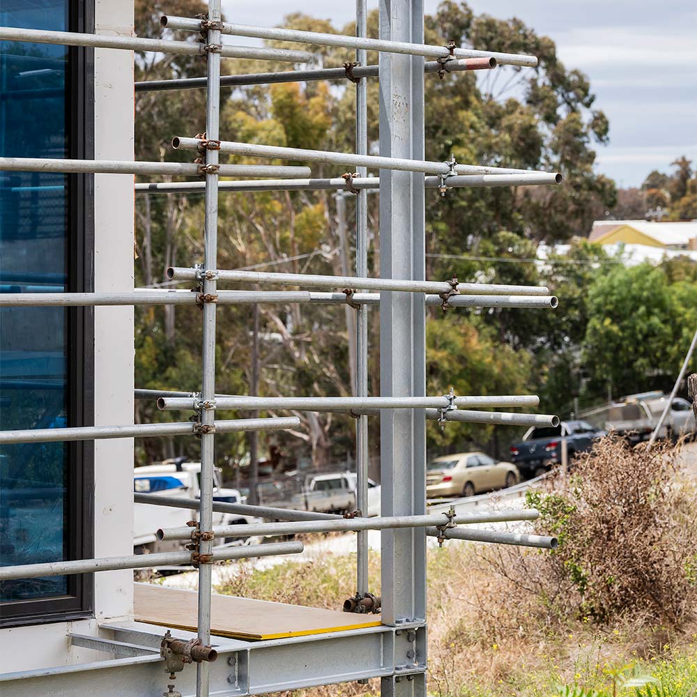 Edge protection scaffolding and guardrail systems in Melbourne